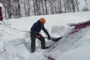 Очистка крыши от снега