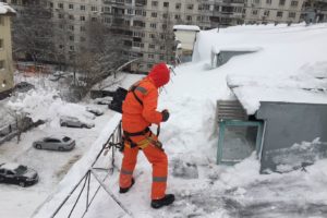 очистка крыши от наледи и снега